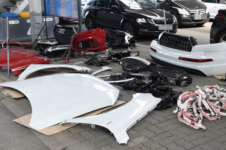 Straż graniczna odzyskała części z dwóch Audi Q7 skradzionych w Niemczech