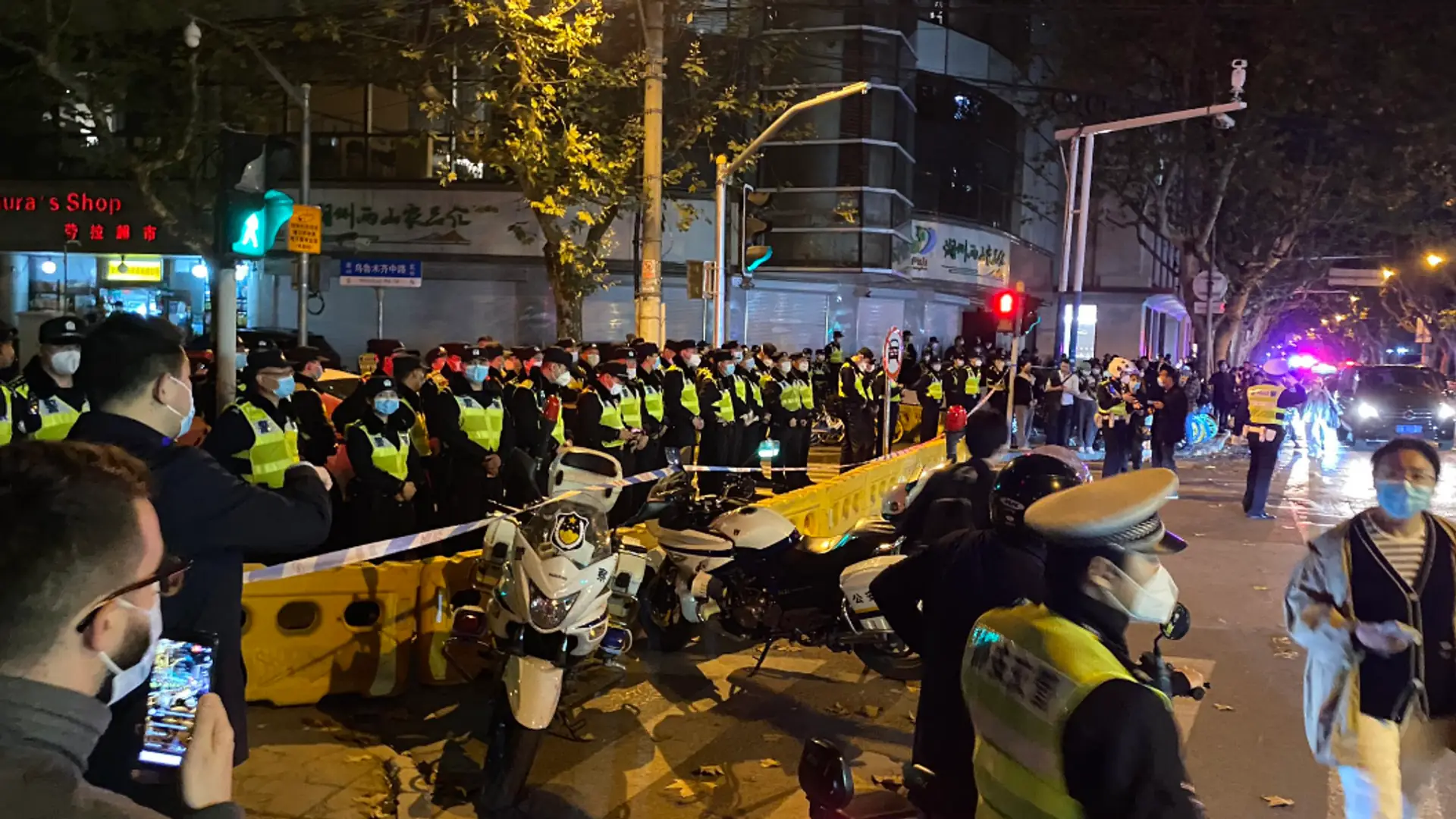 Protesty w Chinach. Policja pobiła dziennikarza BBC