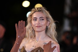 Ćerka Majkla Džeksona pokazala INTIMNU ZONU NA IZVOLT'E - BUKVALNO! Bilo je BLAMANTNO očigledno da NE NOSI VEŠ: Najveći šok na crvenom tepihu poslednjeg dana Kanskog festivala