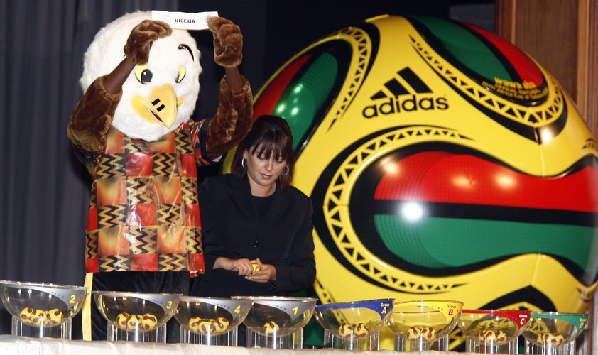Maskotka Afrykańskiej Federacji Piłki Nożnej losuje grupy