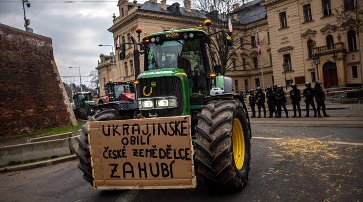 A képen: Tüntető gazdák az "Ukrán gabona megöli a cseh gazdákat" feliratú transzparenssel Prága belvárosában 2024. március 7-én / Fotó: MTI/EPA/Martin Divisek