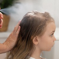 Fejtetű ellen rovarirtót használt a gyerekein egy nő, kórházba kerültek
