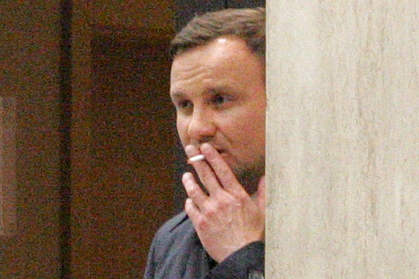 Andrzej Duda pali jak smok