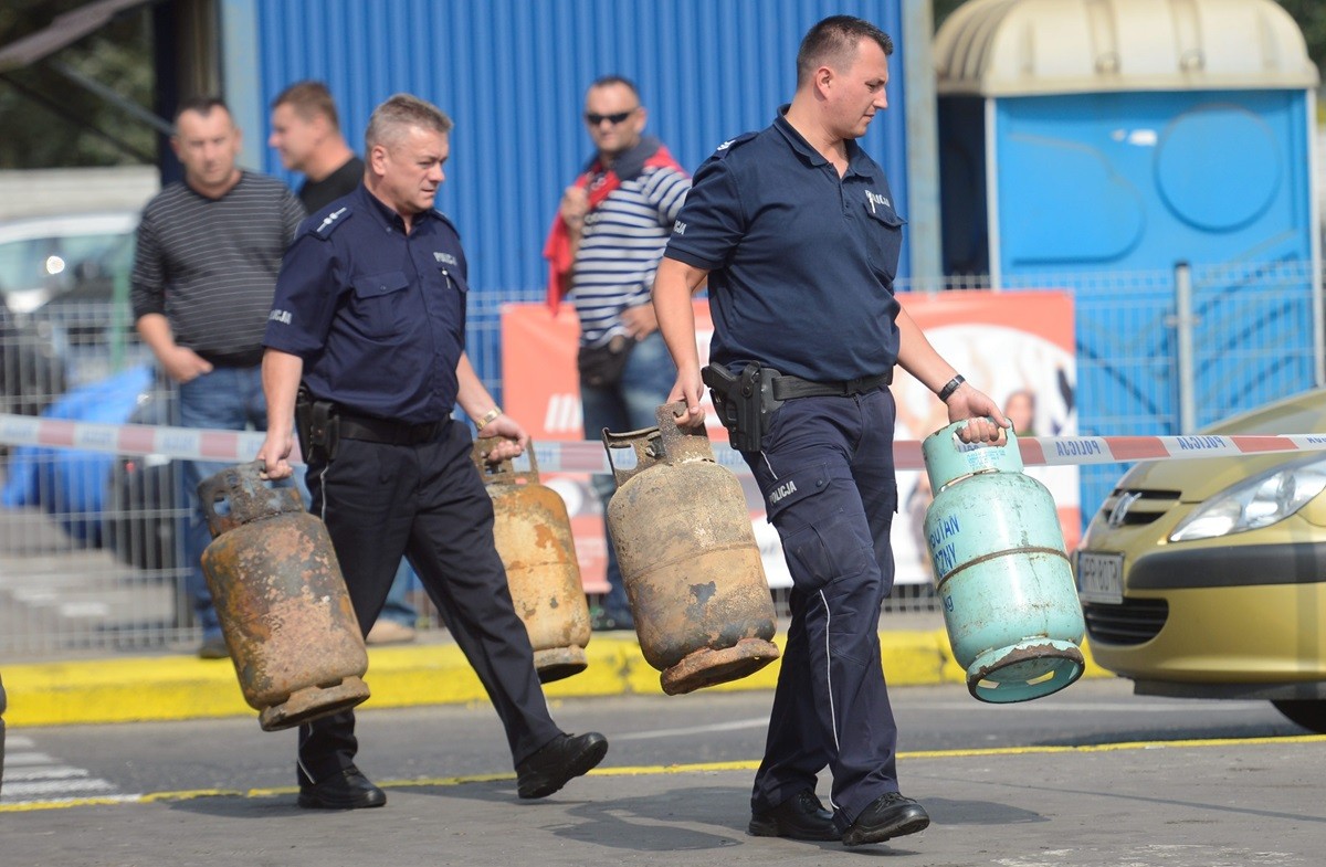 Policjanci wynoszą butle gazowe z terenu interwencji – kontrola zakazu używania butli gazowych w blokach