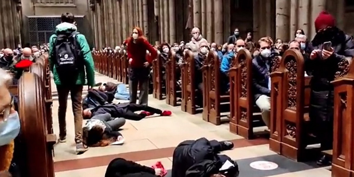 Niemcy. Zaskakujące sceny w kościele. Ludzie zaczęli padać na ziemię.