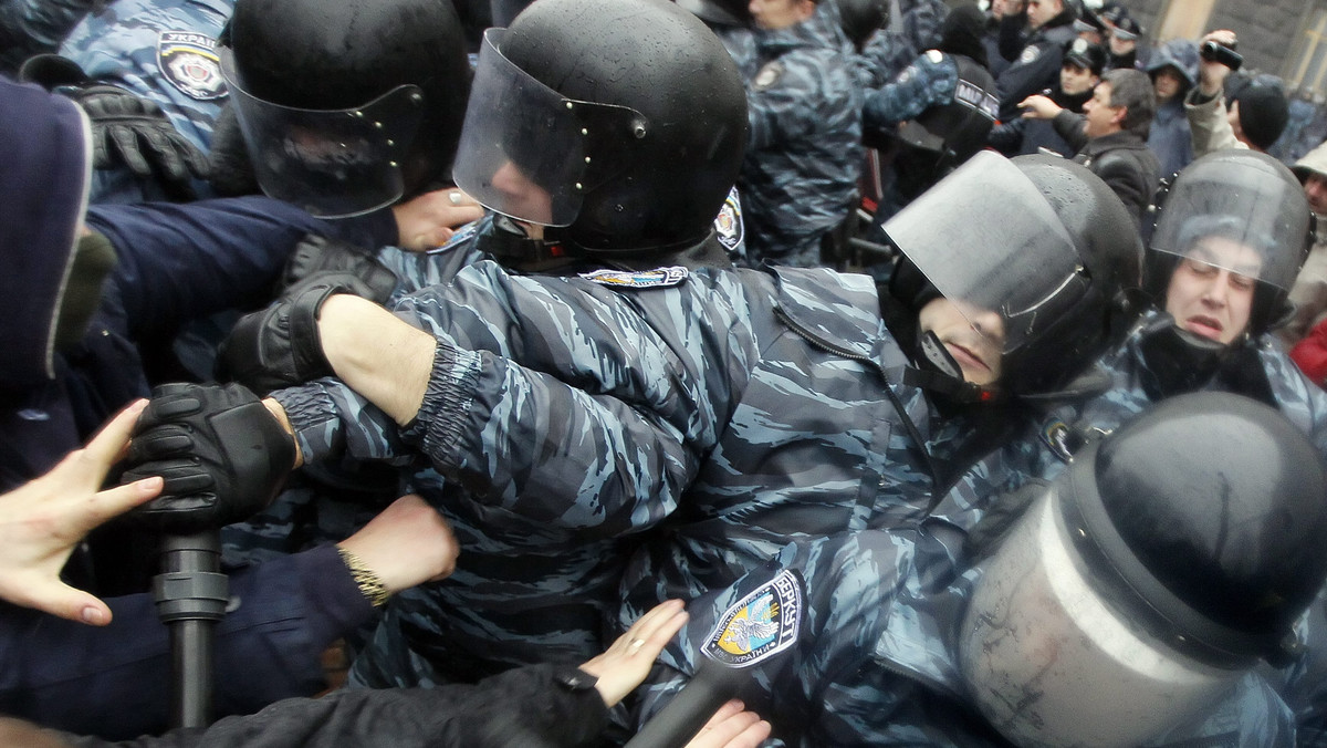 Dzisiaj późnym wieczorem specjalne oddziały policji wycofały się z placu Europejskiego w Kijowie po starciach ze zwolennikami integracji europejskiej Ukrainy, protestującymi przeciwko wstrzymaniu przygotowań do podpisania umowy stowarzyszeniowej z UE.