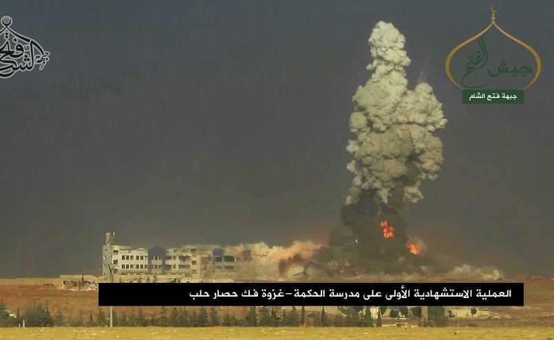 Eksplozja po zamachu samobójczym zorganizowanym przez syryjskich bojowników w czasie bitwy o Aleppo