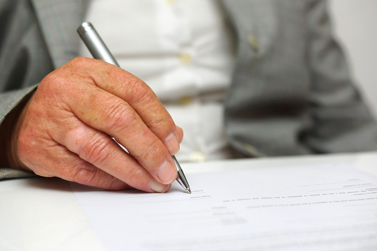 senior, dokument, pismo Fot. Shutterstock