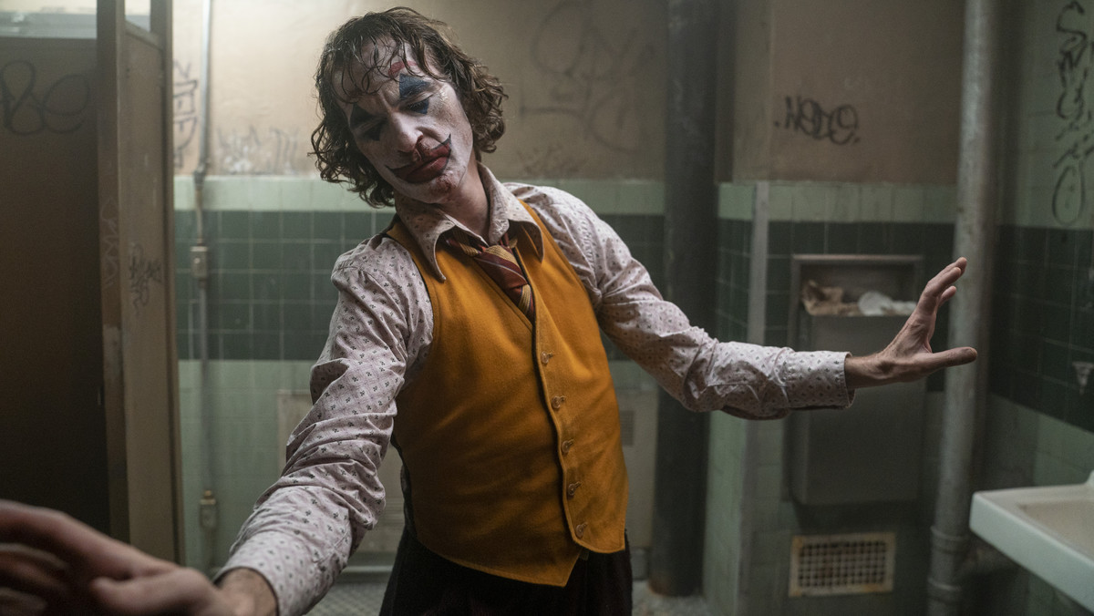 Trzy dni od premiery i już kilka rekordów pobitych - tak w skrócie można streścić "osiągnięcia" najnowszego filmu z Joaquinem Phoenixem w roli głównej. "Joker" to najlepsze październikowe otwarcie wszech czasów z najlepszym wynikiem z pokazów przedpremierowych w październiku.