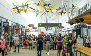 USA: Tysiące lotów odwołanych i opóźnionych z powodu pogody, braków kadrowych i problemów z infrastrukturą