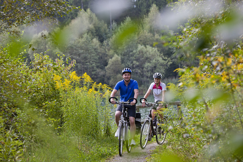 Trasa rowerowa wzdłuż Mury, w pobliżu miejscowości Weißkirchen w regionie urlopowym Murau-Murtal