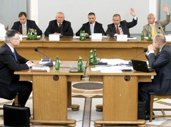 Konfrontacji nie było. Był za to kabaret