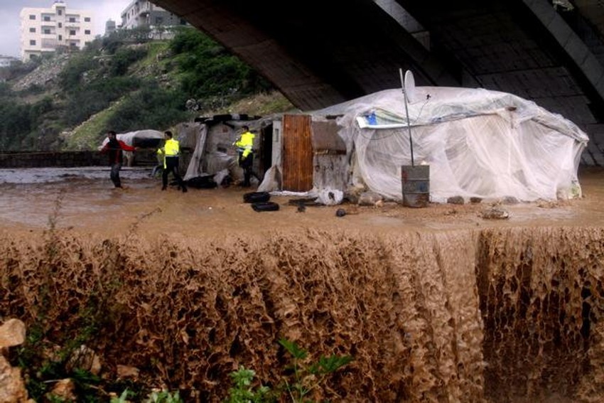 Spasioci evakuišu porodicu u Jadri, u Libanu