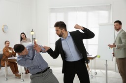 Bójka może być potraktowana jako wypadek przy pracy