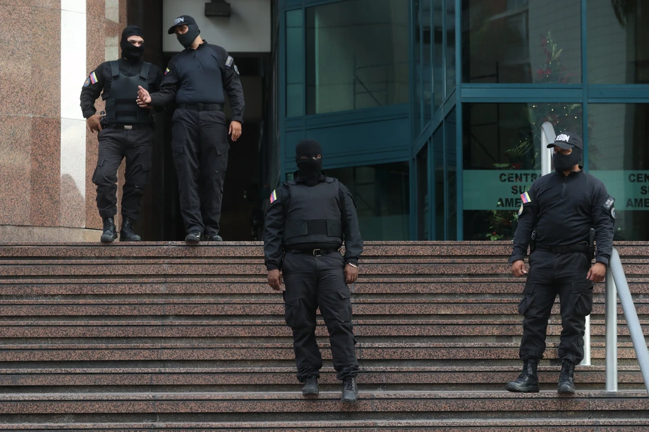 Policija je blokirala ulaze u zgradu