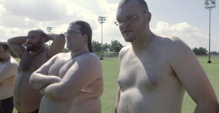 Co za spot! Spece promujący futbol zestawili w jednym spocie seksowne laski i otyłych facetów! Wideo!