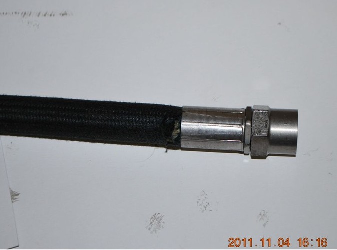 Uszkodzony przewód hydrauliczny podwozia prawego