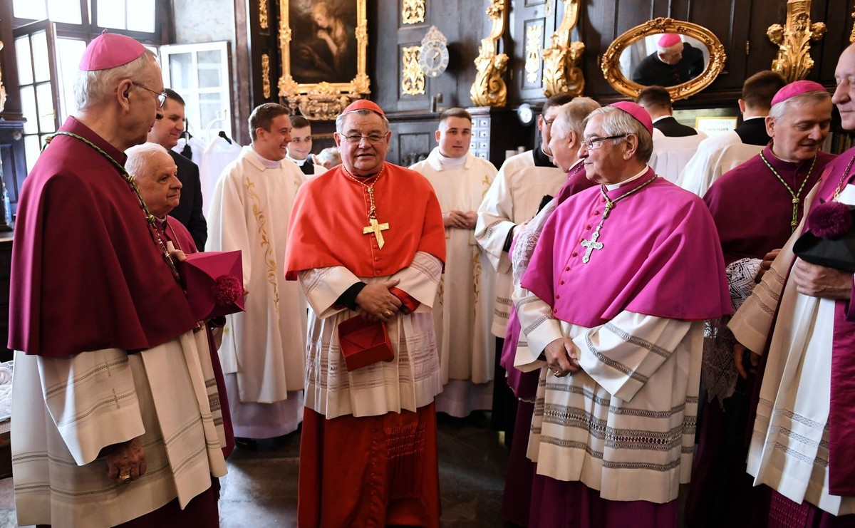 Prymas Czech, kardynał Dominik Duka w Farze, przed wymarszem procesji z obrazem Matki Bożej w Cudy Wielmożnej do archikatedry św. Piotra i Pawła w Poznaniu