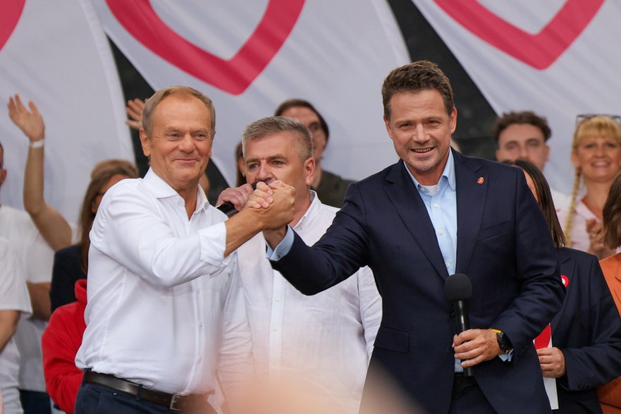 Donald Tusk i Rafał Trzaskowski na na "Wiecu 4 czerwca" na Placu Zamkowym w Warszawie, 4 czerwca 2024 r.