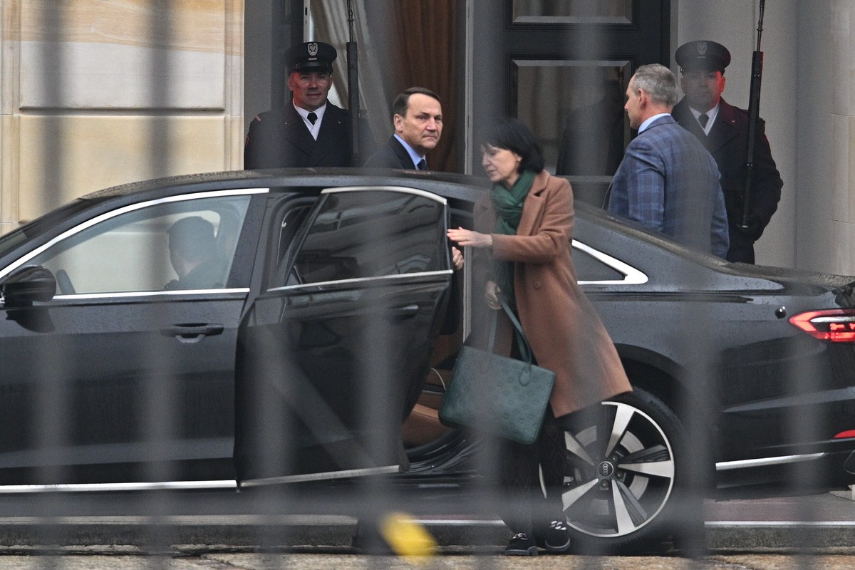 Radosław Sikorski, Henryka Mościcka-Dendys