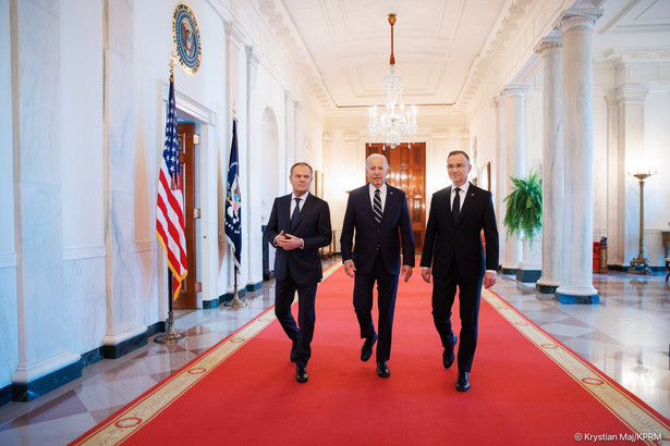 Prezydent Duda i premier Tusk podczas spotkania z prezydentem Bidenem