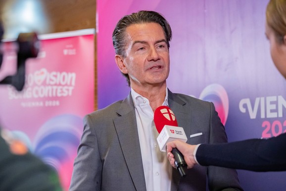 GLAVNI ČOVEK EVROVIZIJE  2026. OPTUŽEN ZA ZLOSTAVLJANJE Direktor javnog servisa u Beču podneo ostavku nakon prijave zaposlene za nedozvoljene polne radnje