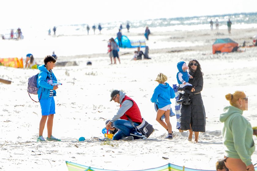 Justyna Steczkowska z rodziną na plaży