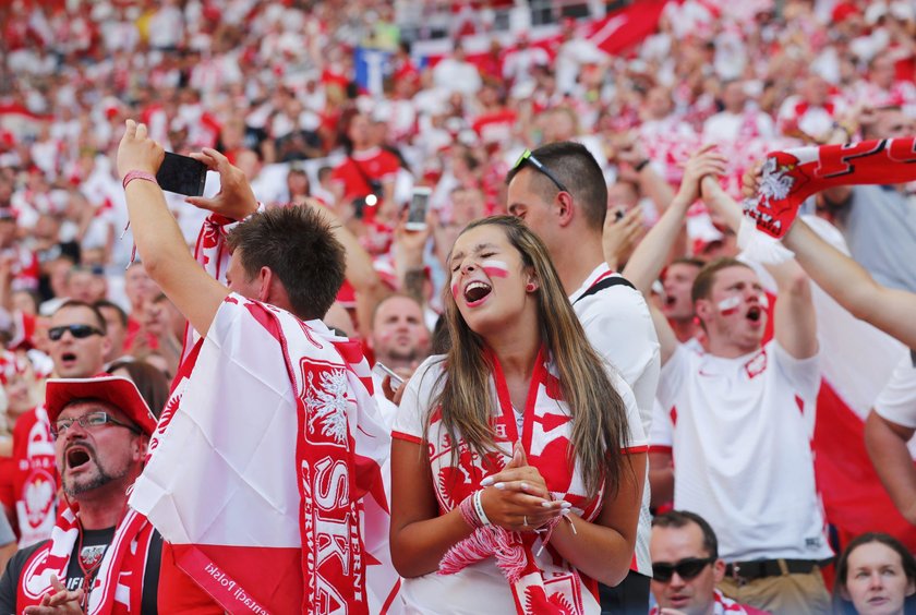 Piękne fanki kibicowały w Marsylii. GALERIA