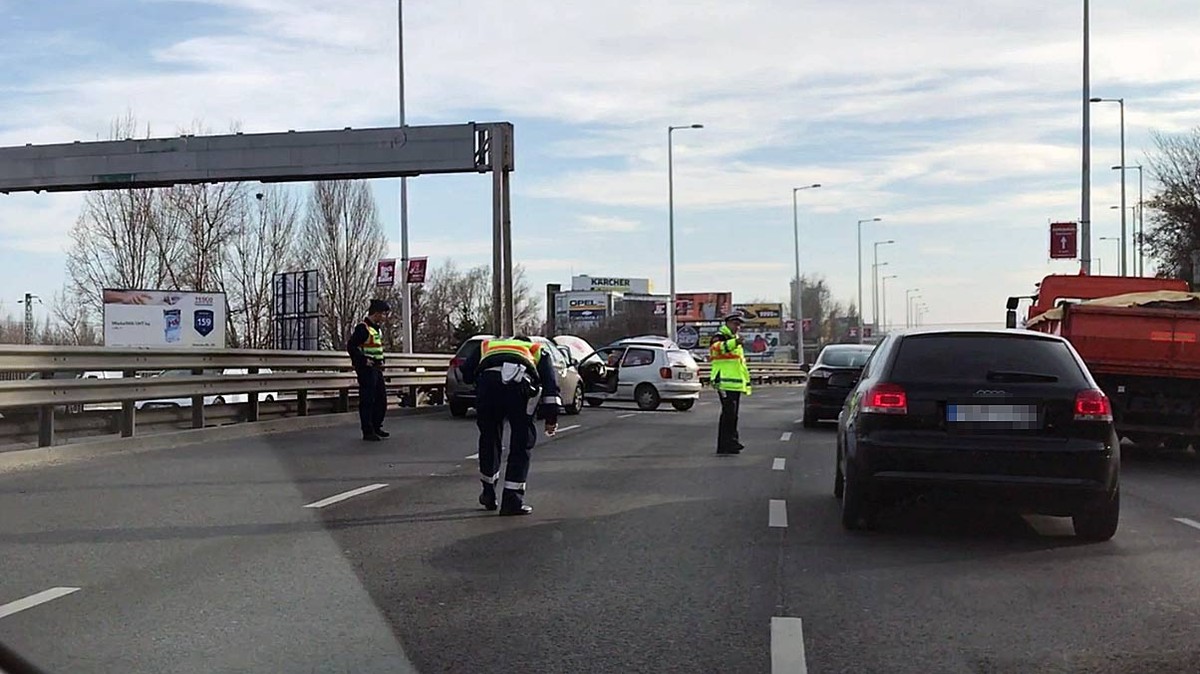 Gigantikus dugó Budapestről kifelé - Baleset az M1-M7 ...