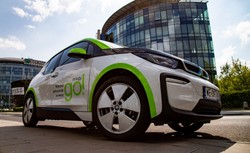 Dwóch 14-latków ukradło elektryczne bmw i wjechało w betonową zaporę