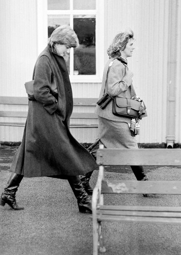 1980. Igen, jól látod! Kamilla királyné mellett ott van a néhai Diana hercegné is. A fotón mindketten térdig érő bőrcsizmában vonulnak. 