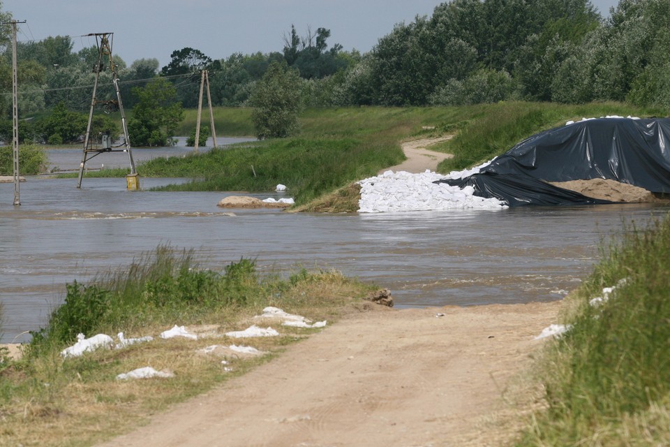 ŚWINIARY POWÓDŹ PRZERWANY WAŁ