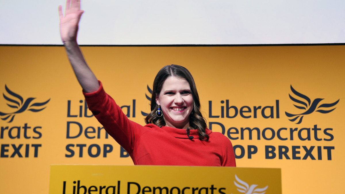 39-letnia Jo Swinson została wybrana na nową liderkę brytyjskich proeuropejskich Liberalnych Demokratów. Jest pierwszą w historii kobietą na tym stanowisku. Zapowiada "walkę naszego życia" przeciwko planowanemu wyjściu Wielkiej Brytanii z Unii Europejskiej.