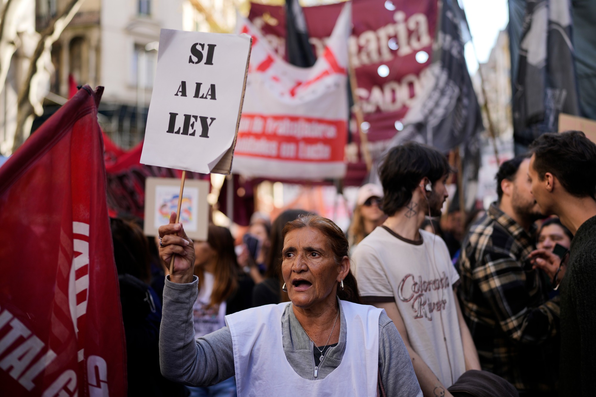 Desaťtisíce ľudí zaplnili Buenos Aires na protest proti škrtom prezidenta Javiera Mileia.