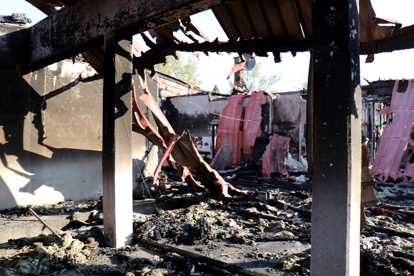 Najpre se upalio jedan automobil, a onda se vatrena stihija proširila na ostala vozila