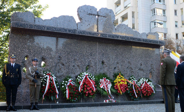 Warszawa, 05.08.2016. Uroczystość zorganizowana w hołdzie ludności cywilnej Woli odbyła się, 5 bm. przy pomniku Pamięci 50 tysięcy Mieszkańców Woli Zamordowanych przez Niemców podczas Powstania Warszawskiego. Po uroczystości mieszkańcy Warszawy przeszli w Marszu Pamięci na cmentarz Powstania Warszawskiego, by upamiętnić cywilne ofiary powstania. (cat) PAP/Jacek Turczyk