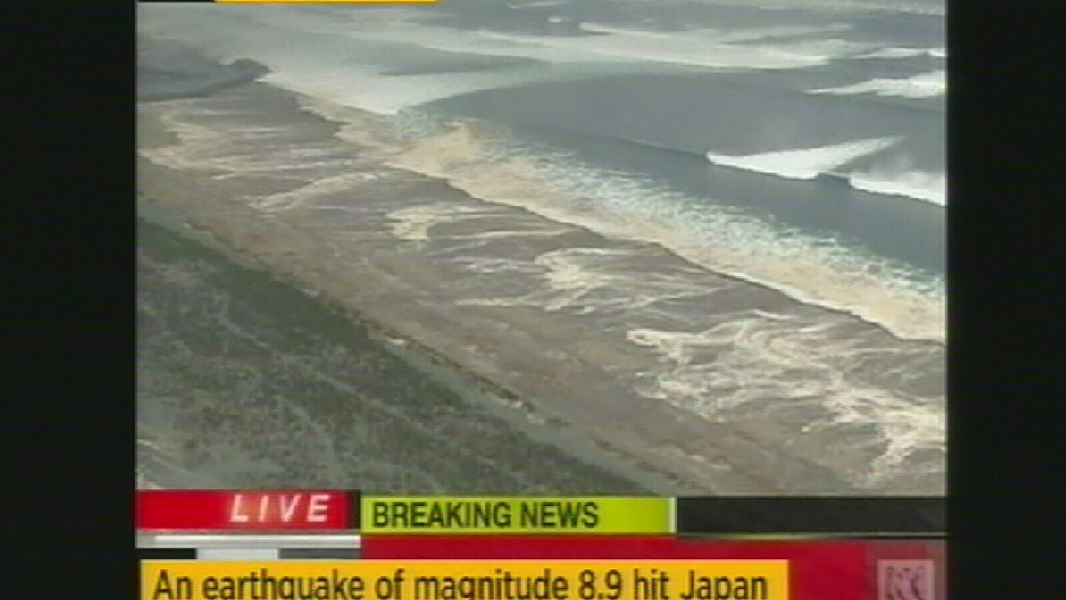 Siedem godzin po silnym trzęsieniu, które nawiedziło w piątek północno-wschodnie wybrzeża japońskiej wyspy Honsiu, telewizja publiczna NHK informuje o ponad 90 ofiarach śmiertelnych.
