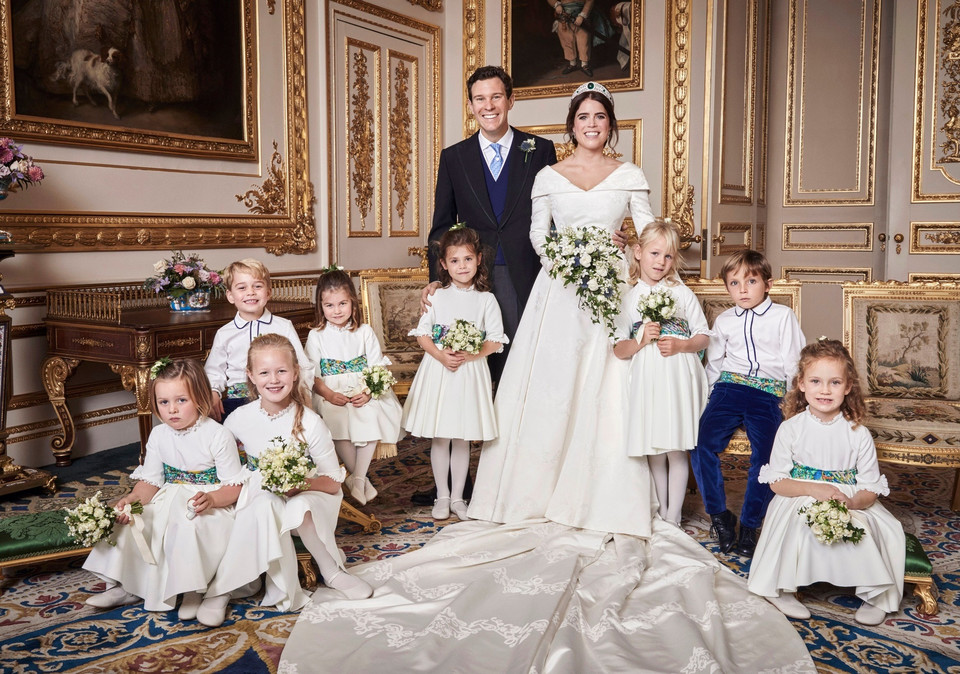 Dzieci brytyjskiej rodziny królewskiej wraz z księżniczką Eugenią i Jackiem Brooksbankiem