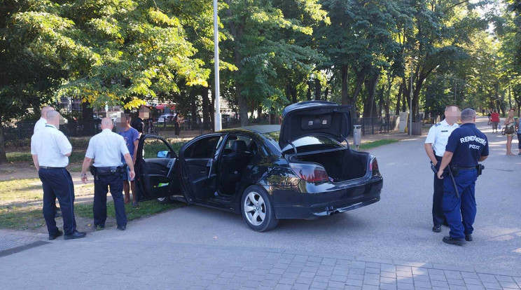 Két rendőrautó üldözött egy fekete BMW-t a Városligetben
