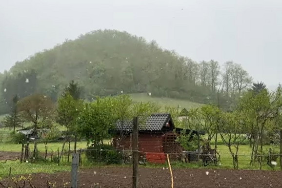 JUČE 30 STEPENI, A DANAS SNEG! Vreme na Balkanu je potpuno poludelo: Šok u Zagorju, zabelela se i Slovenija, padao i grad (VIDEO)