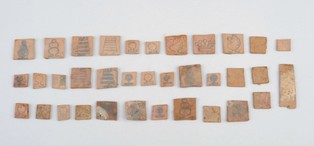 Muzeum Auschwitz: Znaleziono figury szachowe pod podłogą jednego z bloków