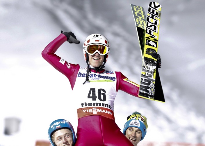 Kamil Stoch na ramionach kolegów