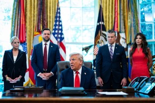 Trump zgubił się w labiryncie Putina? Zmiana stanowiska ws. Ukrainy. Włoskie media komentują