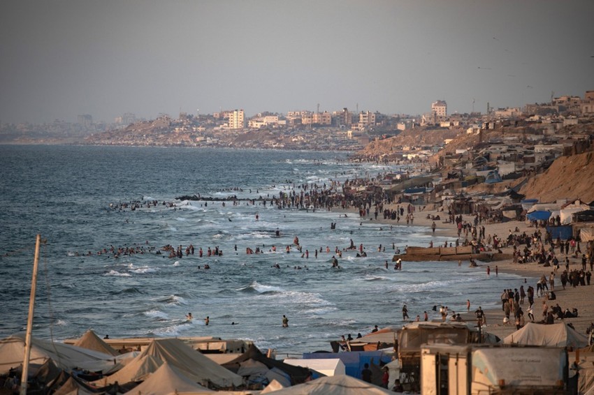 Raseljeni Palestinci na plaži u Kan Junisu na jugu Pojasa Gaze 29. avgusta 2024.