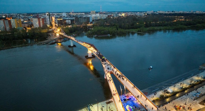 Nowa wizytówka Warszawy szybko stała się modnym miejscem spotkań. Na 452-metrowym moście o awangardowym kształcie nie brakuje miejsc do odpoczynku i relaksu.