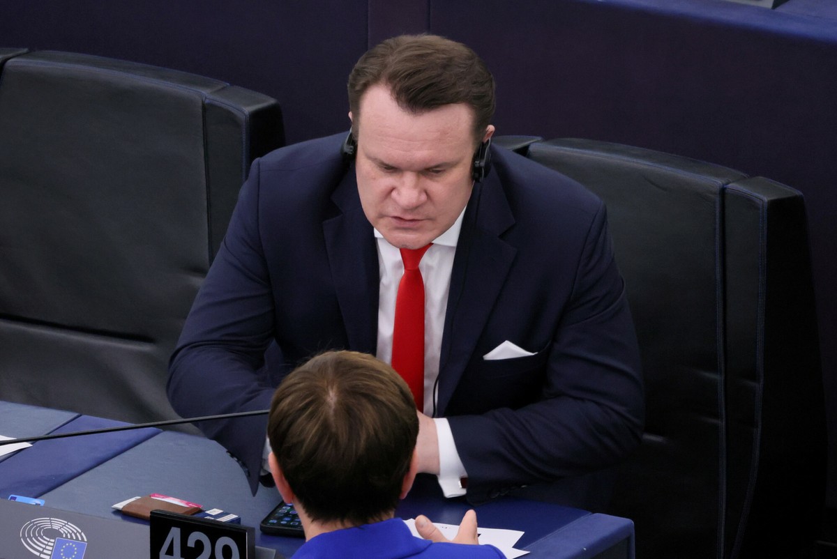 Dominik Tarczyński. Zarabia kokosy i ma olbrzymie długi. Europoseł Dominik Tarczyński opublikował oświadczenie majątkowe