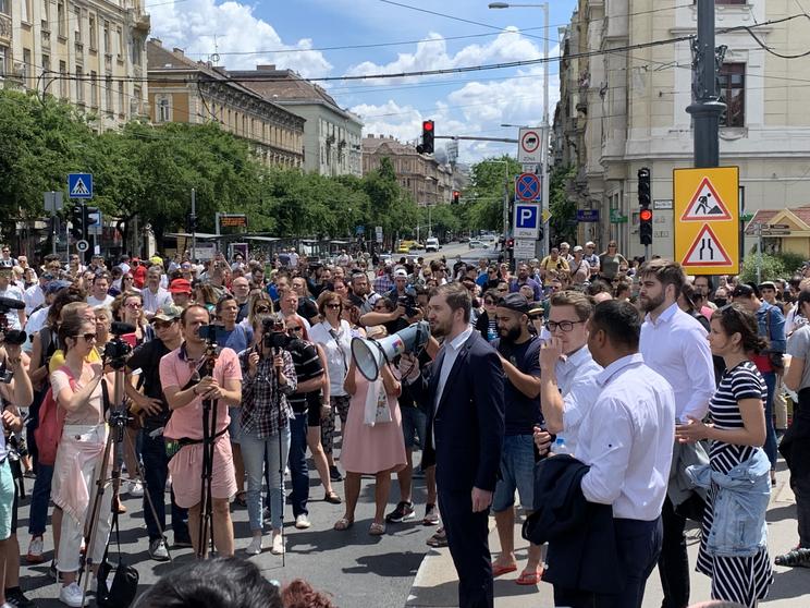 Gelencsér Ferenc, a Momentum elnöke szónokol a Margit híd pesti hídfőjénél / Fotó: Balázs Barnabás