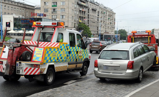 Holowanie na koszt miasta. Samorządowcy są załamani: Hulaj dusza, piekła nie ma