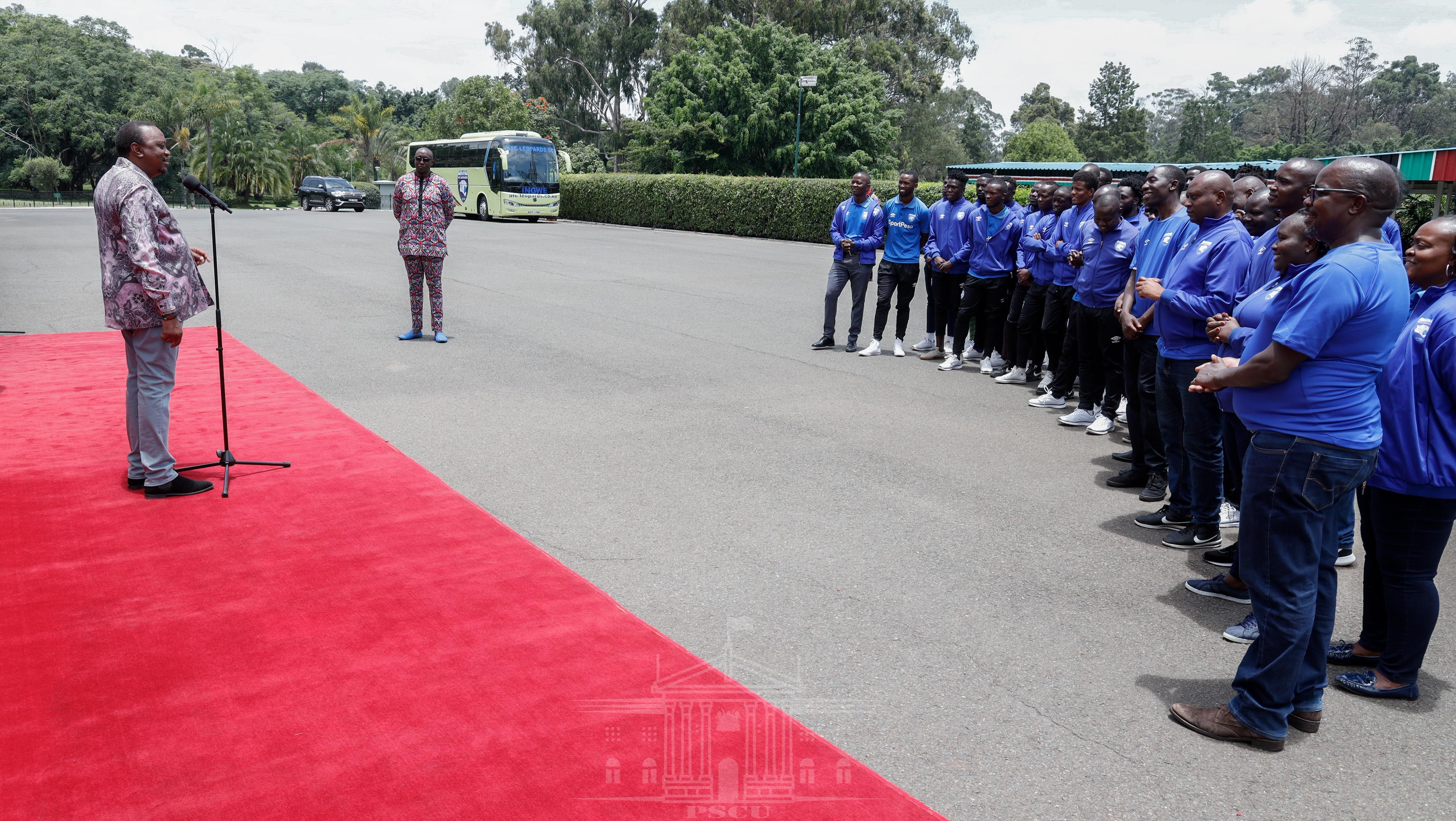 President Uhuru Kenyatta Handover A Brand New 51 Seater Bus To Afc Leopards At State House Photos Pulselive Kenya