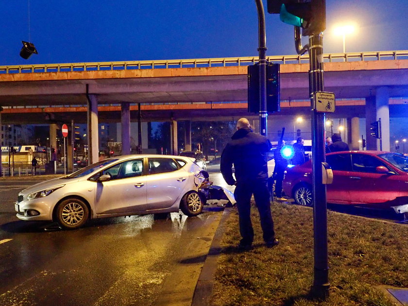 Wypadek na skrzyżowaniu. Ranni dwaj policjanci 